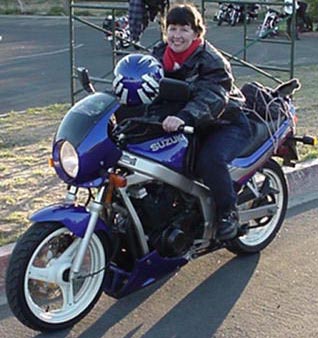 Sue on the GS500 at Lake Castaic